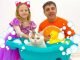 Настя и папа купают котёнка 5 Настя и папа купают котёнка