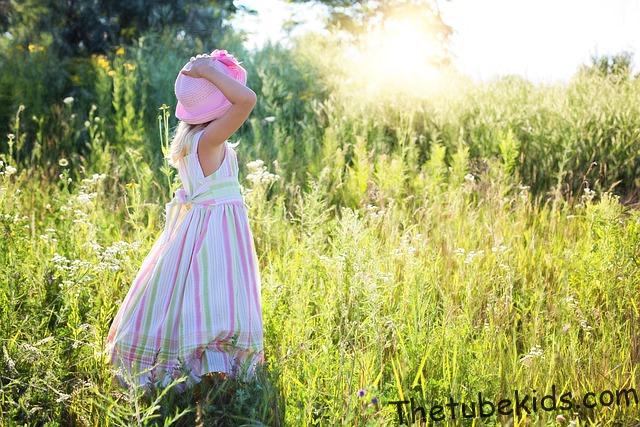 Happy and You Know It Kids Song Review 2026 – Pros, Cons, Lyrics & Play Ideas 3 bright pastel kids song scene